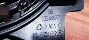 Opel Astra J Etupuskurin ylempi jäähdytinsäleikkö 13266577