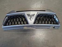 Mitsubishi Pajero Sport I Grille calandre supérieure de pare-chocs avant 