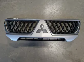 Mitsubishi Pajero Sport I Grille calandre supérieure de pare-chocs avant 