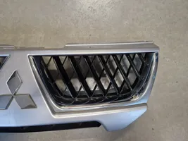 Mitsubishi Pajero Sport I Grille calandre supérieure de pare-chocs avant 