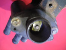 Volkswagen Golf III Termostaatin kotelo 032121111A