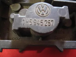 Volkswagen PASSAT B4 Wkład lampy tylnej 1H5945257