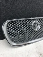 Jaguar XF Etupuskurin ylempi jäähdytinsäleikkö 8X238A100