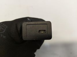 Mercedes-Benz GLA H247 USB-pistokeliitin a2478207802