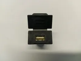 Mitsubishi Outlander USB jungtis 