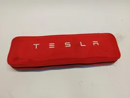 Tesla Model S Ensiapupakkaus 