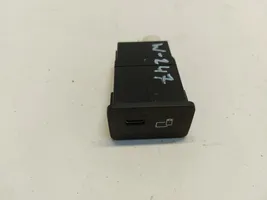 Mercedes-Benz B W247 USB-pistokeliitin a2478203802