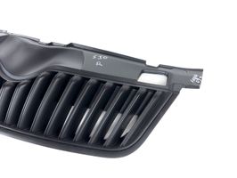 Skoda Fabia Mk2 (5J) Maskownica / Grill / Atrapa górna chłodnicy 5j0853668b