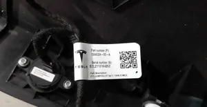 Tesla Model 3 Tavaratilan/takakontin alempi sivuverhoilu BZZ2113164252
