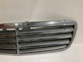 Mercedes-Benz C W203 Grille calandre supérieure de pare-chocs avant A2038800223