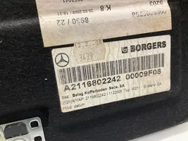 Mercedes-Benz E W211 Wykładzina podłogowa bagażnika A2116802242