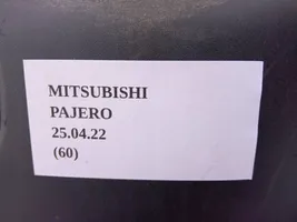 Mitsubishi Pajero Sport II Takaroiskeläppä 