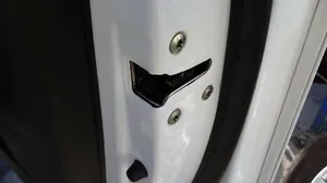 Hyundai ix20 Front door lock 