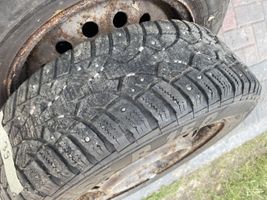 Volkswagen PASSAT B5.5 Pneus d’hiver R15 à crampons 18565R15