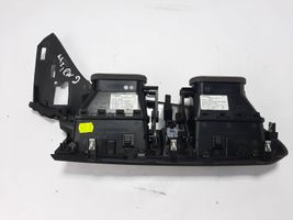 Renault Kadjar Kojelaudan tuuletussuuttimen suojalista 687502972R