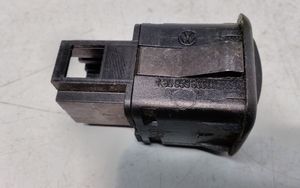 Volkswagen PASSAT B5 Fuel tank opening switch 3B0959833A