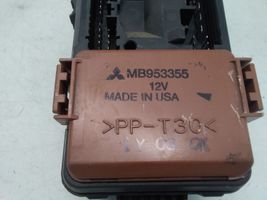 Mitsubishi Carisma Módulo de fusible MB953355