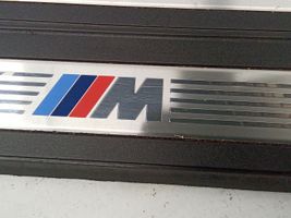 BMW 5 F10 F11 Muu kynnyksen/pilarin verhoiluelementti 8050051