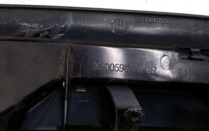 Citroen Xsara Picasso Rejilla superior del radiador del parachoques delantero 9650059677
