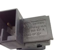 Volkswagen PASSAT B5.5 Interrupteur d'ouverture de coffre 1J0959831A