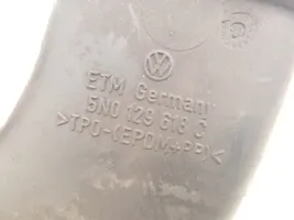 Volkswagen Tiguan Parte del condotto di aspirazione dell'aria 5N0129618C