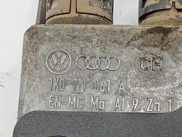 Volkswagen Caddy Vaihteenvalitsimen verhoilu 1K0711061A