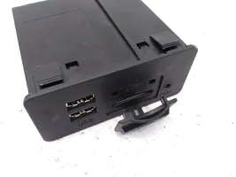 Mazda 3 III USB-pistokeliitin 904532410346