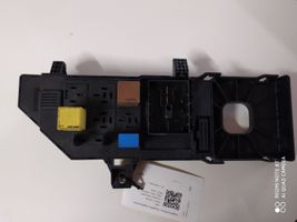 Opel Vectra C Module de fusibles 13181983