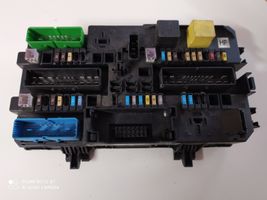 Opel Astra H Module de fusibles 13206758