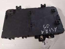 Opel Astra H Module de fusibles 13206758