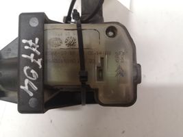 Citroen C4 I Picasso Verrouillage du bouchon du réservoir de carburant 8D6653