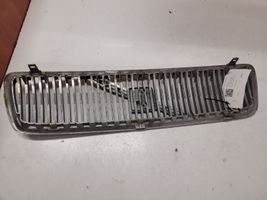 Volvo V70 Grille calandre supérieure de pare-chocs avant 990385