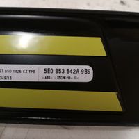 Skoda Fabia Mk3 (NJ) Etuoven kynnyksen suojalista 5E0853542A