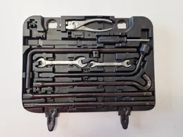 Toyota Land Cruiser (J120) Set di attrezzi 0912060200