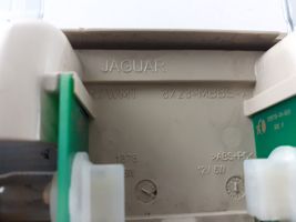 Jaguar XF Takaistuimen valo 8X23MBBSA