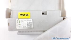 Toyota Prius+ (ZVW40) Ramka / Moduł bezpieczników 8273047420A