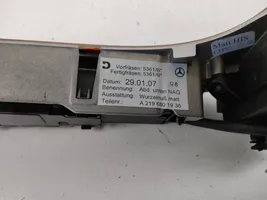 Mercedes-Benz CLS C219 Rivestimento in plastica cornice della leva del cambio A2196801936