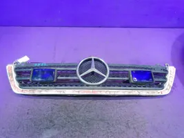 Mercedes-Benz Sprinter W901 W902 W903 W904 Etupuskurin ylempi jäähdytinsäleikkö A9018800385