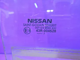 Nissan Tiida C11 Pagrindinis priekinių durų stiklas (keturdurio) 