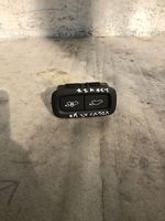 Volvo XC40 Tailgate/trunk/boot open switch 31674801