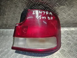 Hyundai Lantra II Luz trasera/de freno 92402285