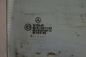 Mercedes-Benz E W210 Основное стекло задних дверей A2107300618