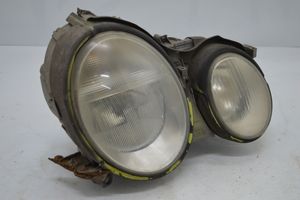 Mercedes-Benz CLK A208 C208 Lampa przednia 