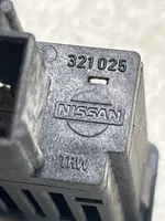 Nissan Primera Interrupteur d'éclairage de la cabine dans le panneau 321025