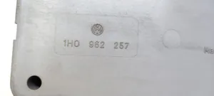 Volkswagen PASSAT B3 Keskuslukituksen alipainepumppu 1H0962257