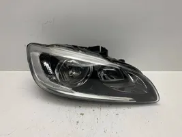 Volvo S60 Lampa przednia 31420270