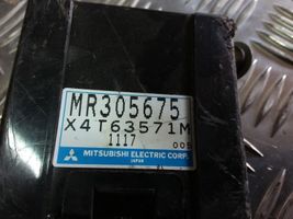 Mitsubishi Pajero Oven keskuslukituksen ohjausyksikön moduuli MR305675