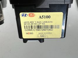 Hyundai i30 Connettore plug in USB 96120A5100