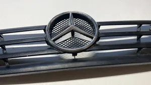 Mercedes-Benz Sprinter W901 W902 W903 W904 Etupuskurin ylempi jäähdytinsäleikkö A9018800085