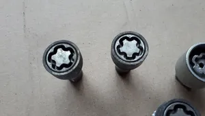 Audi A4 S4 B9 Anti-theft wheel nuts and lock 